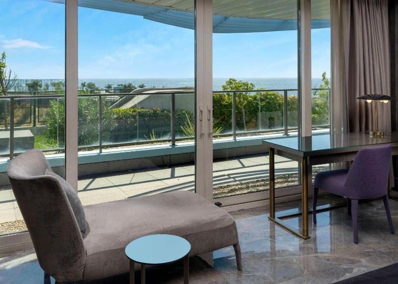 Suite with Balcony and Garden View image 4