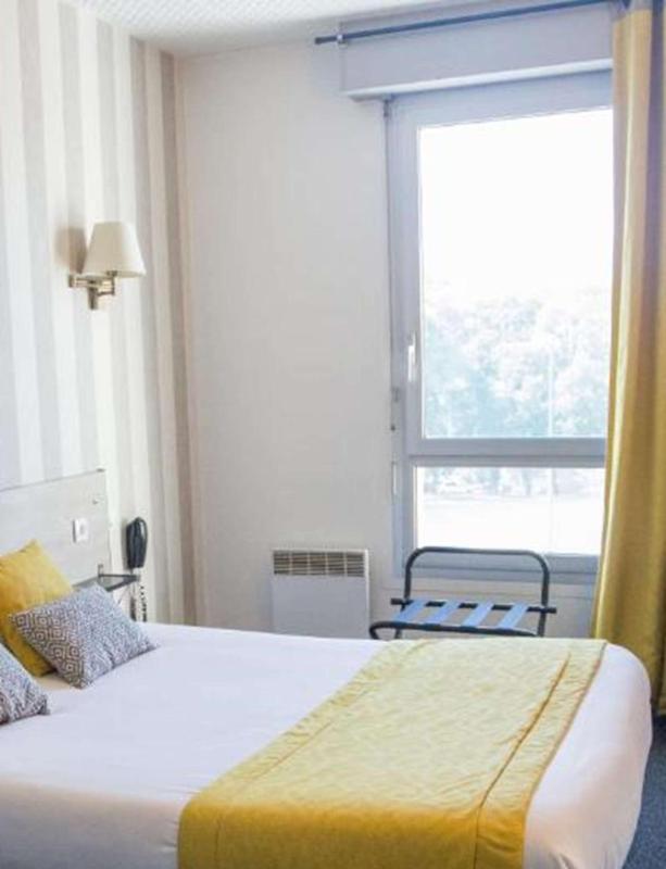 Family Room with One Double Bed and Two Single Beds - Connecting Room/Non-Smoking image 4