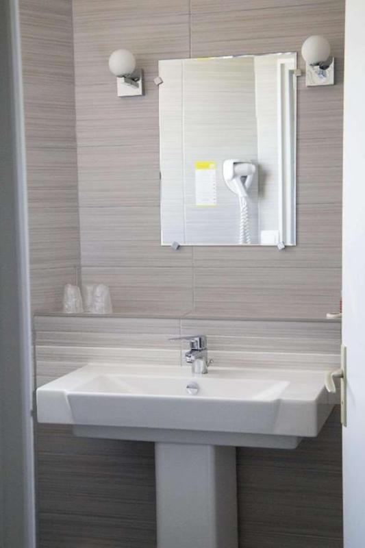 Standard Twin Room - Non-Smoking image 4