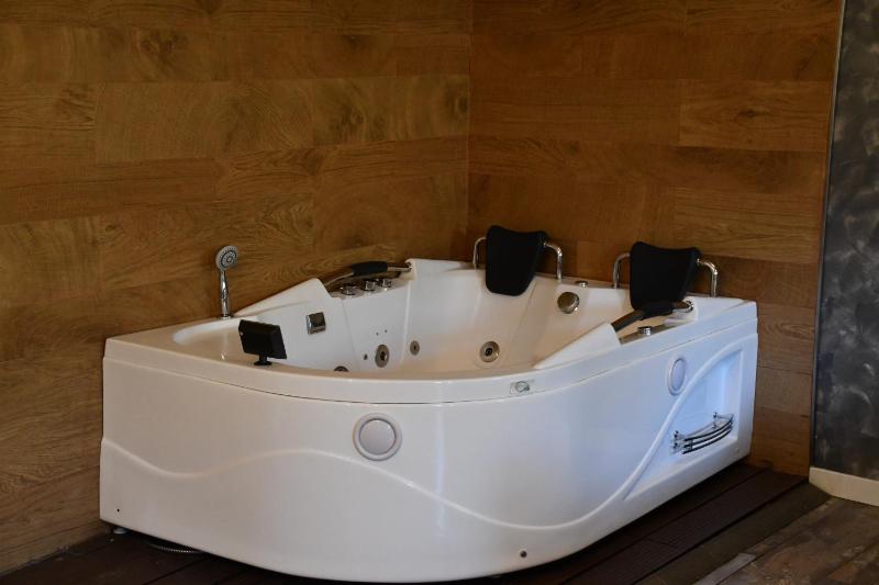 Suite Deluxe with King Bed and big jacuzzi image 3