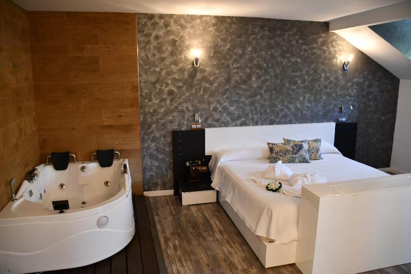 Suite Deluxe with King Bed and big jacuzzi image 4