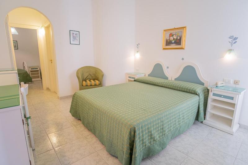 Standard Quadruple Room image 4