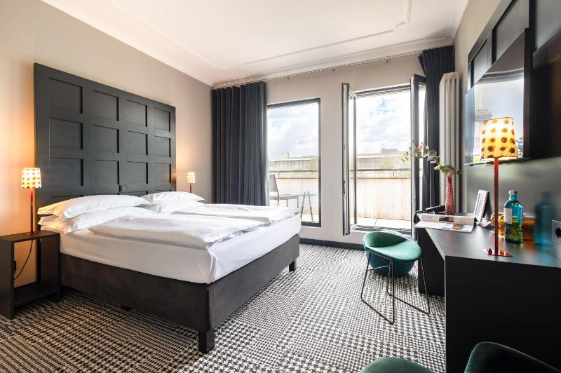 Medium Double Room image 4