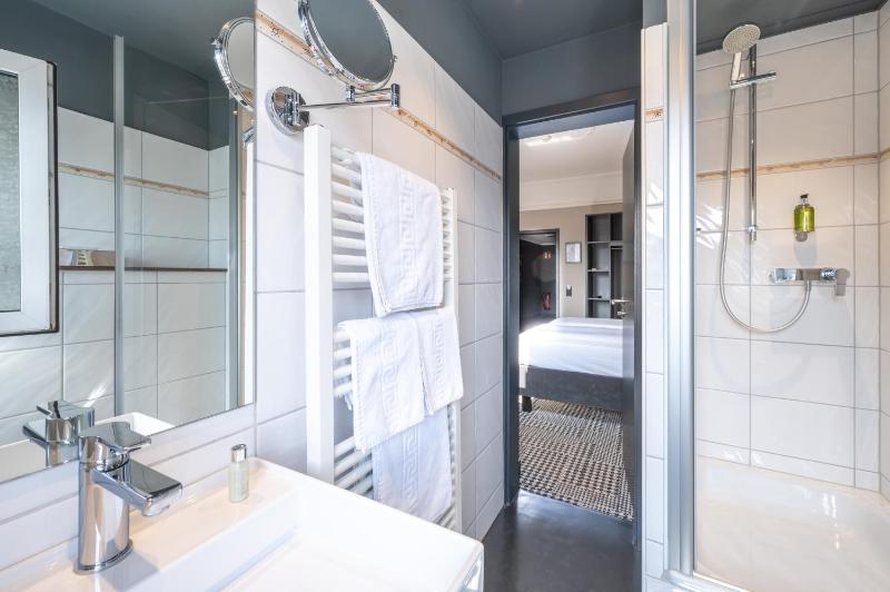Small Double Room image 3