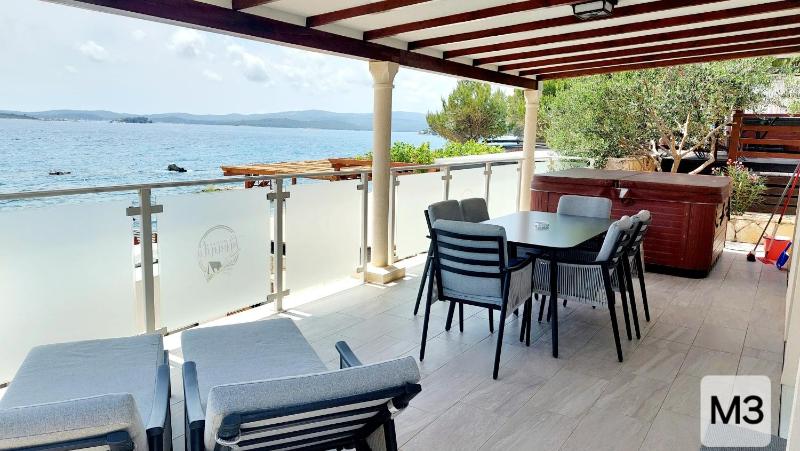 Deluxe Mobile Home with Hot Tub - Beachfront image 1