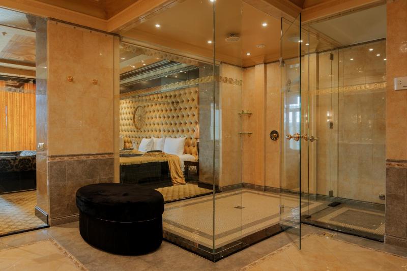 Versace Suite image 2