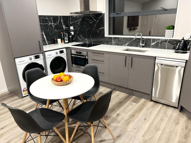 Modern Home with 2 Ensuites Only 17 Minutes to City and CHC Airport - image 16