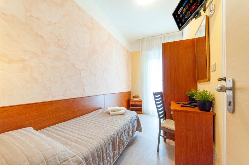 Single Room image 3