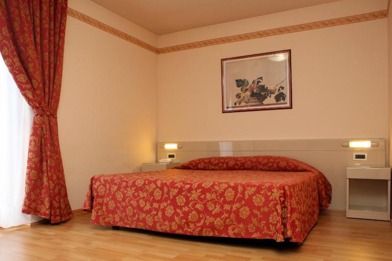 Deluxe Double or Twin Room image 1