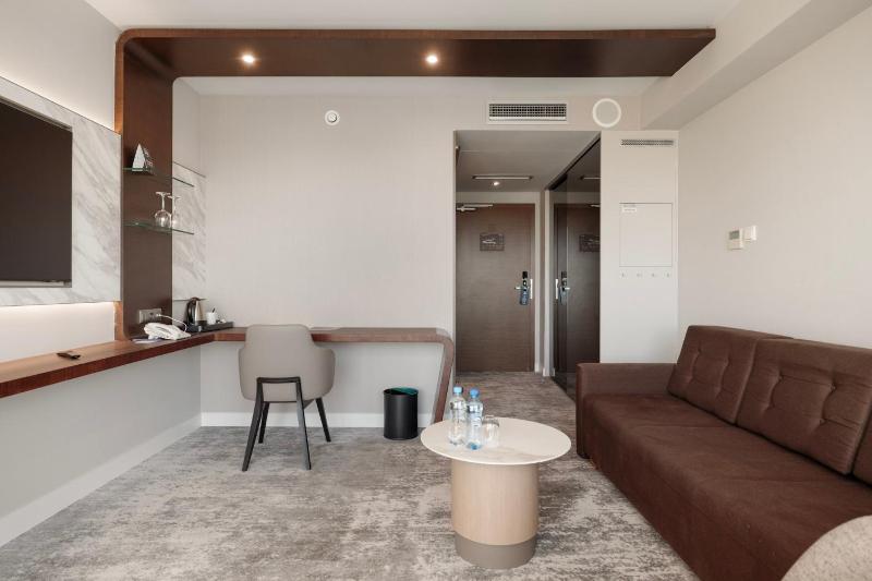 Deluxe Double Room with side Sea view image 4