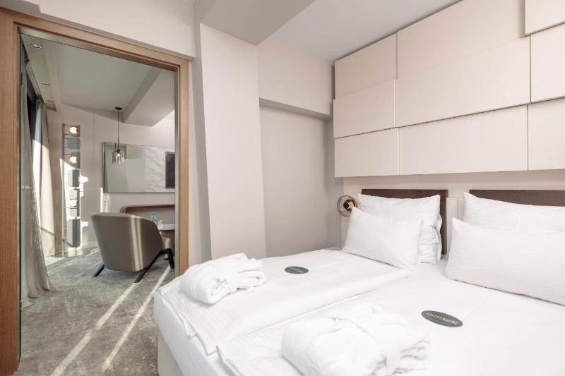 Deluxe Double Room with side Sea view image 3
