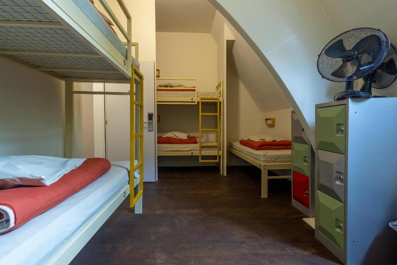 Bed in 8-Bed Mixed Dormitory Room image 4