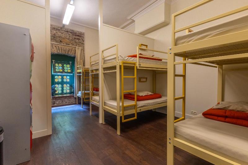 Bed in 10-Bed Mixed Dormitory Room image 1