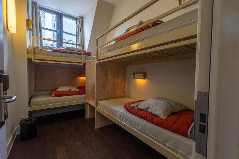 Small 4 bed private room image 1