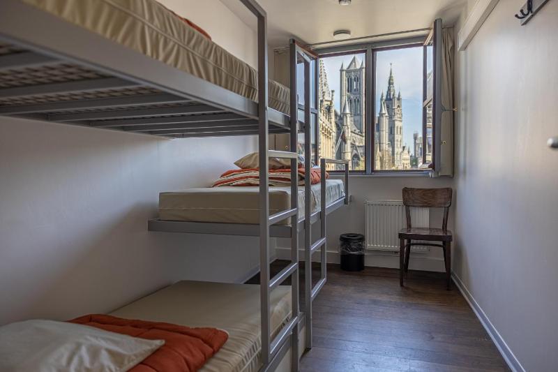 Small 3 bed Private Room With Special View image 3