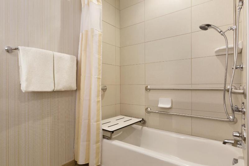 King Room with Tub - Mobility and Hearing Access image 2