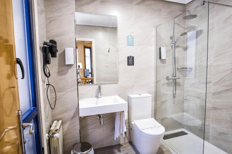 Double or Twin Room image 4