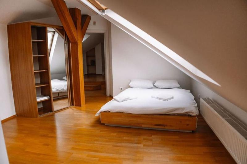 Central Riverside Duplex loft - image 13
