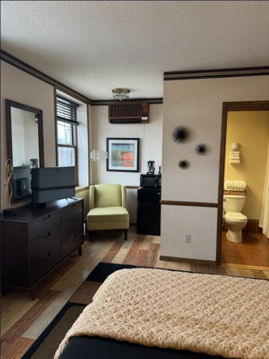 Standard King Room image 3