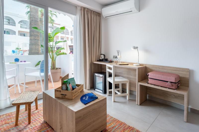 Deluxe Twin Room image 4