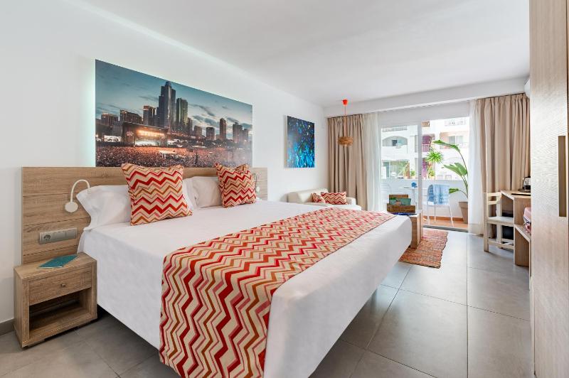 Deluxe Twin Room image 1