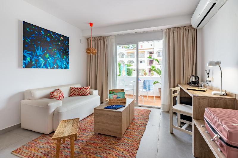 Deluxe Twin Room image 3