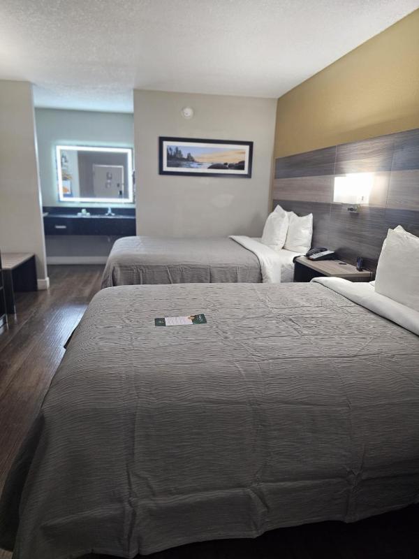 Double Room with Two Double Beds - Smoking image 2