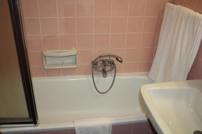 Standard Triple Room image 4