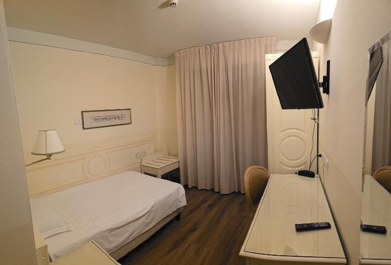 Standard Triple Room image 3