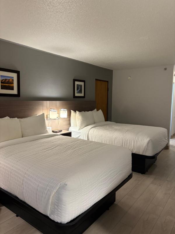 Quadruple Room with Two Queen Beds and Balcony - Non Smoking image 3