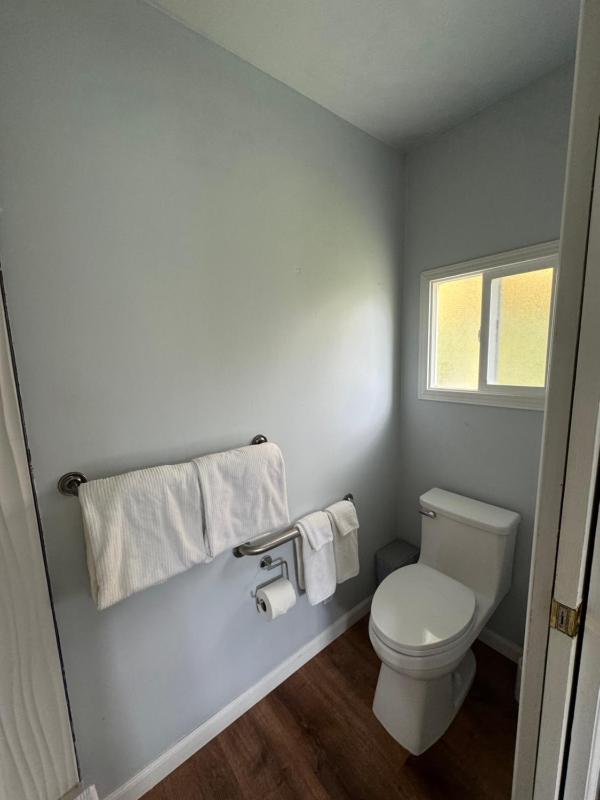 Corner Room with King Bed image 3