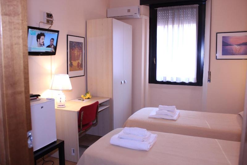 Twin Room image 3