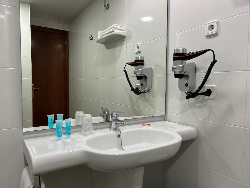 Single Room image 3