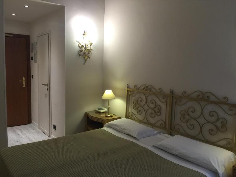 Double Room image 4
