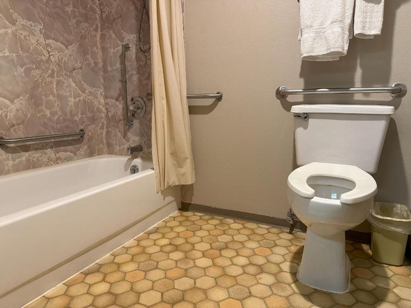 Queen Room with Two Queen Beds - Non-Smoking image 4