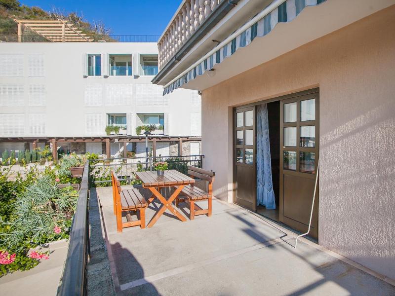 Comfort Two Bedroom Apartment with Sea View image 4