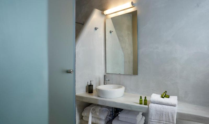 Aperanto Suite with Sea View & outdoor Jacuzzi image 4