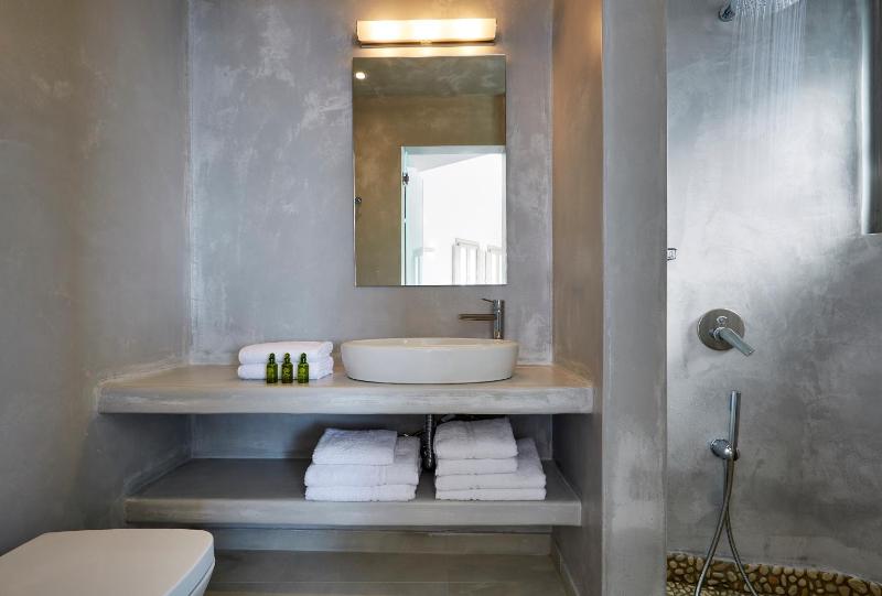 Aperanto Suite with Sea View & outdoor Jacuzzi image 3