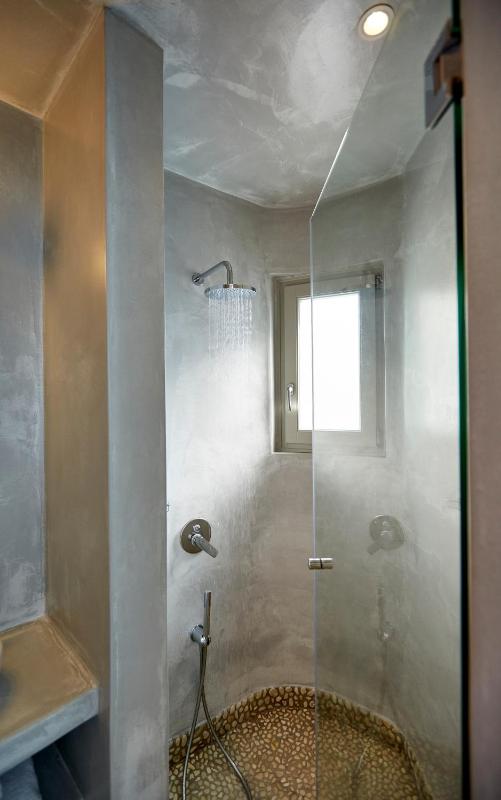 Aperanto Suite with Sea View & outdoor Jacuzzi image 2