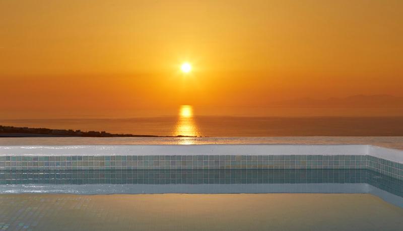 Deluxe Suite with Sea View & outdoor Jacuzzi image 4