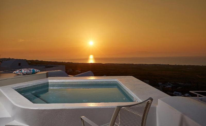 Deluxe Suite with Sea View & outdoor Jacuzzi image 3