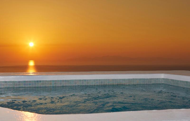 Deluxe Suite with Sea View & outdoor Jacuzzi image 2