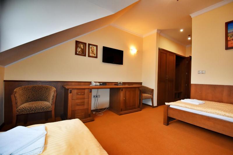Standard Twin Room image 4