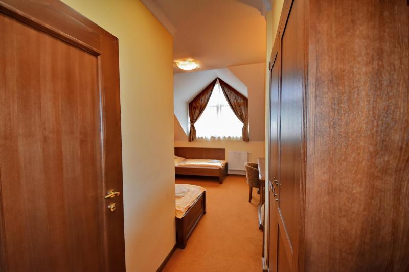 Standard Twin Room image 2