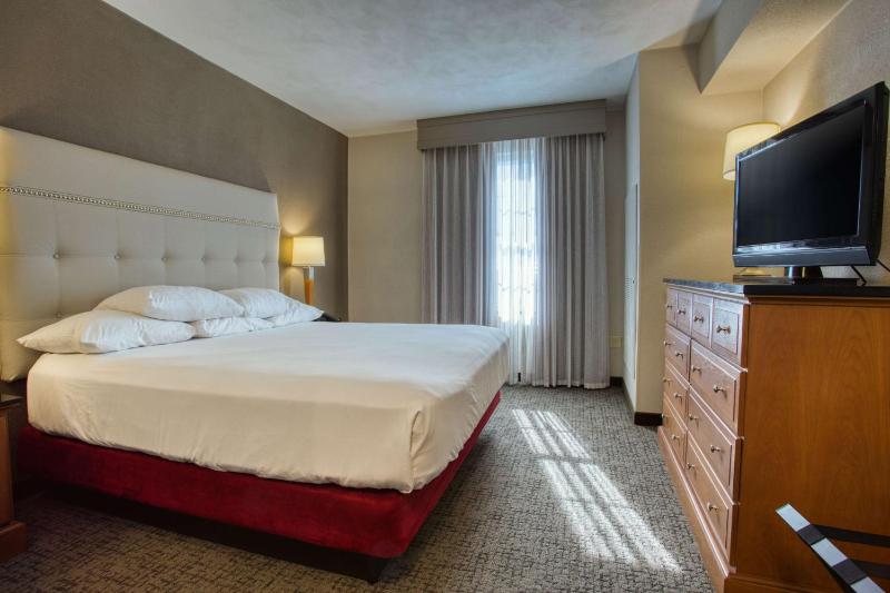 King Suite with Sofa Bed image 3