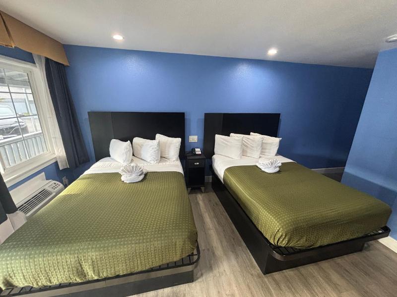 Room with Two Double Beds image 2