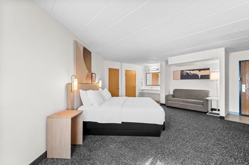 King Room with Sofa Bed - Non-Smoking image 3