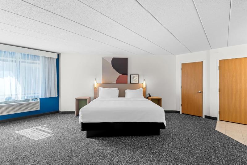King Room with Sofa Bed - Non-Smoking image 2