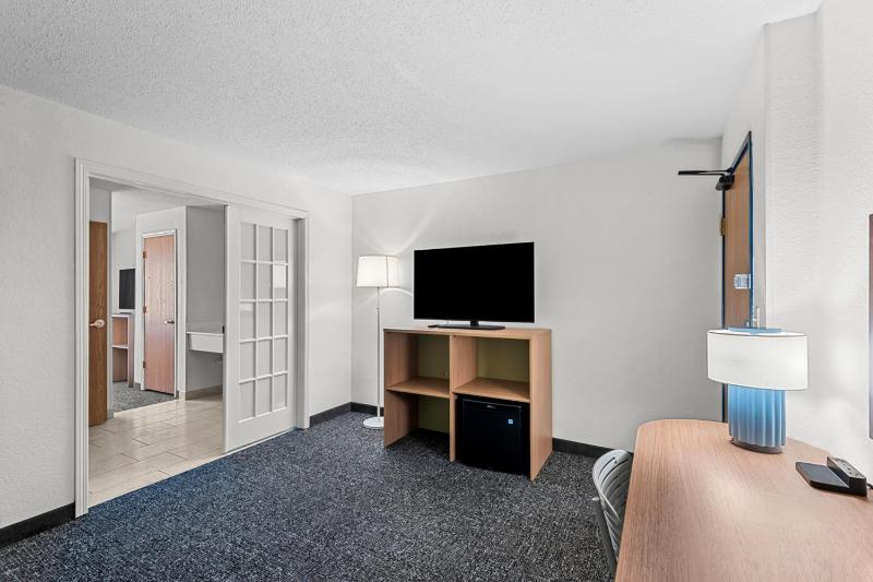 One-Bedroom King Suite image 3