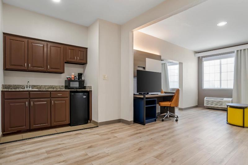 Superior King Suite with Whirlpool - Non-Smoking image 2